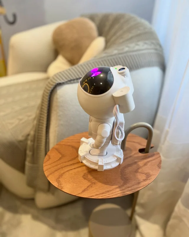 SUITE CHUVA DE PRATA - Primeira mostra de arquitetura e decoração do oeste Baiano: @mostracasaoeste 

Nossa atração principal da noite. Idealizado por mim e executado pelo pessoal da @ele.tech , esse mini astronauta fez sucesso durante a exibição da mostra. E ainda faz. 
Sobre a mesa de apoio amadeirada que compõe o ambiente, trazida pela @anjoscolchoeslem , nosso mini astronauta foi a sensação da criançada. E graças a Deus ne? O intuito do nosso projeto é justamente encantar, abraçar e acolher nosso cliente, e por aqui não foi diferente.