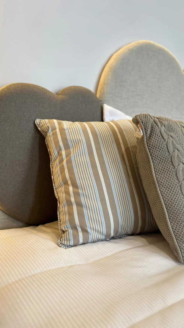 SUITE CHUVA DE PRATA - Nossa primeira participação na primeira mostra de Arquitetura e Decoração do oeste baiano - @mostracasaoeste .

Nossos parceiros e patrocinadores:
Moveis @modellymarcenaria 
Estofafos @anjoscolchoesbarreiras_ 
Iluminação @aniele.iluminacaoeacabamentos 
Tecidos @arte.assinadaoeste 
Pintura artistica @luidebrito_plastic_art 
Tintas @casacamposcasaeconstrucao 
Climatização @arcompany_oficial 
Ambientação @casatuadecor_ 
Paisagismo @primaverafloresxf